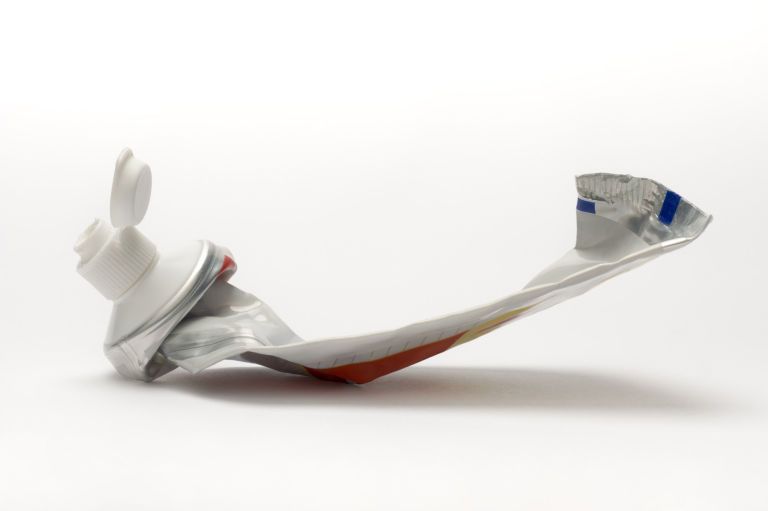 historia de la pasta de dientes - tubo plegable